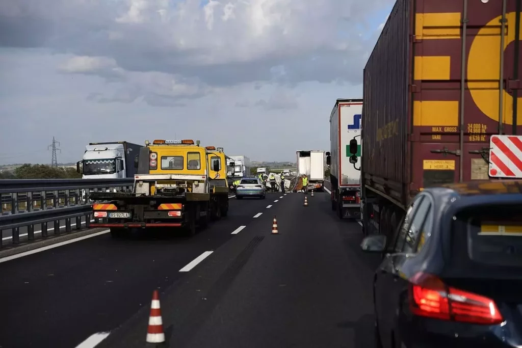 Tragico incidente sull’autostrada Torino-Milano: quattro morti e un ferito in gravi condizioni.