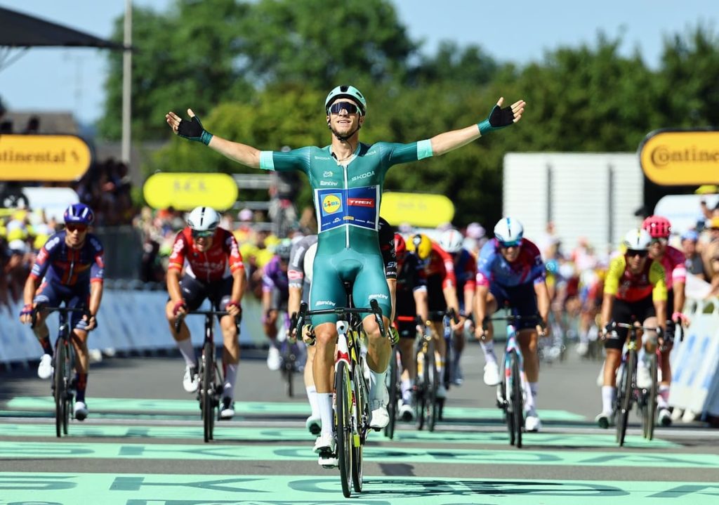 Milan conquista l’ottava tappa del Tour, Pogacar mantiene la maglia gialla.