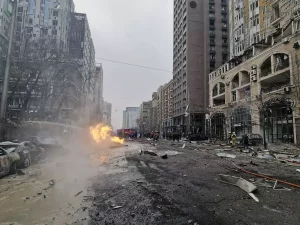 Attacchi russi in Ucraina: droni e missili devastano Kiev e Leopoli durante la notte.