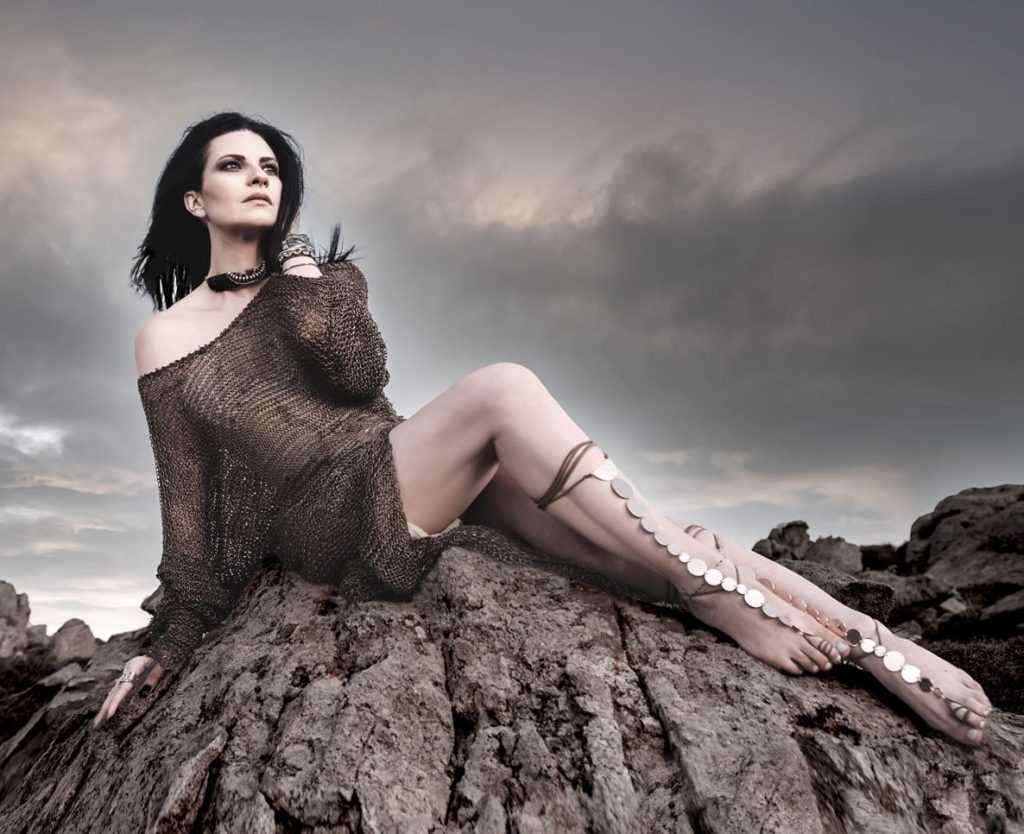 Laura Pausini ha annunciato il suo atteso ritorno con "La mia storia tra le dita", una...