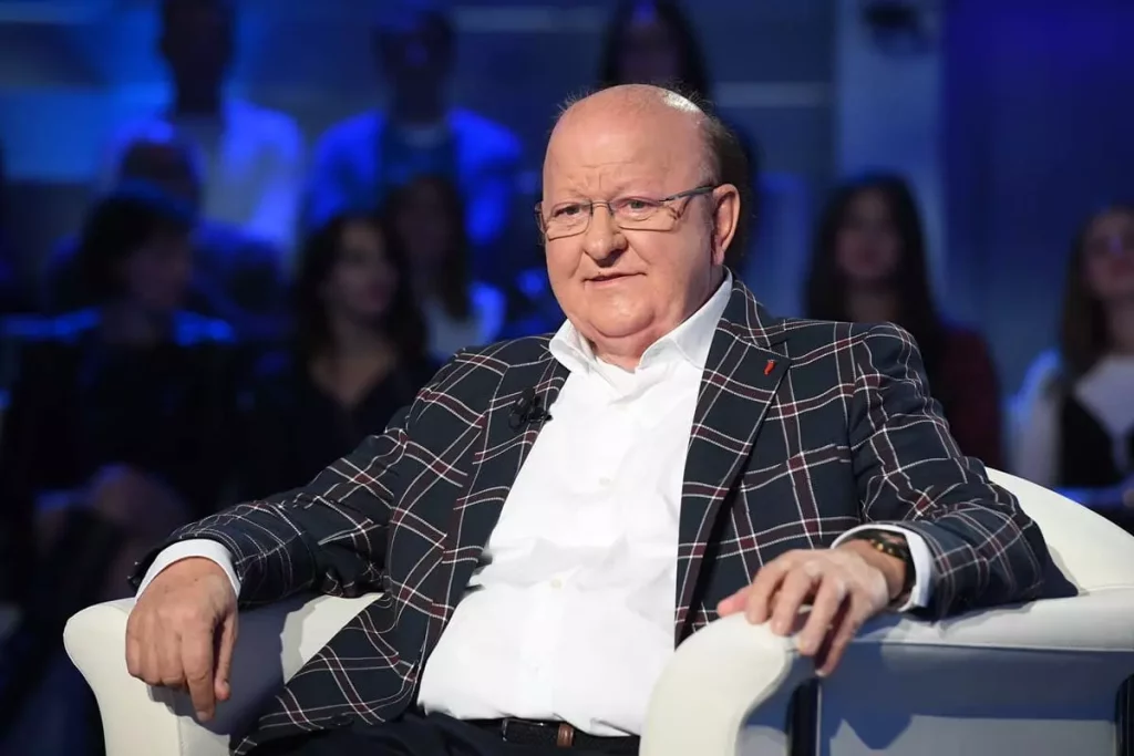 Massimo Boldi festeggia 80 anni: un’icona della comicità italiana continua a farci ridere!