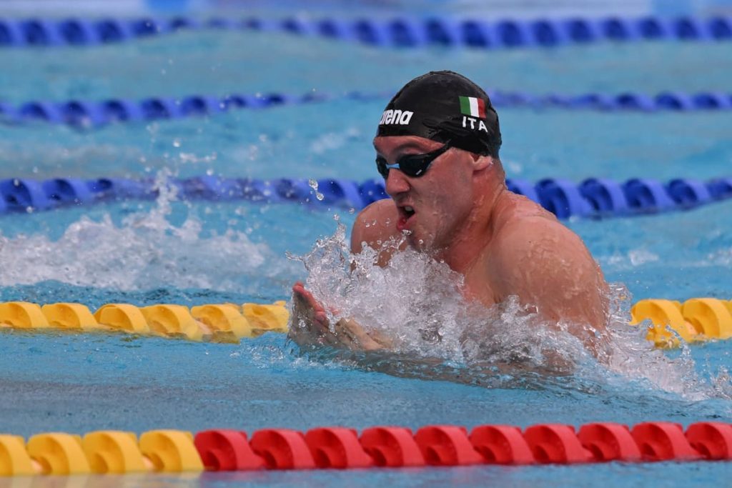 Simone Cerasuolo conquista l’oro nei 50 rana ai Mondiali di Singapore!