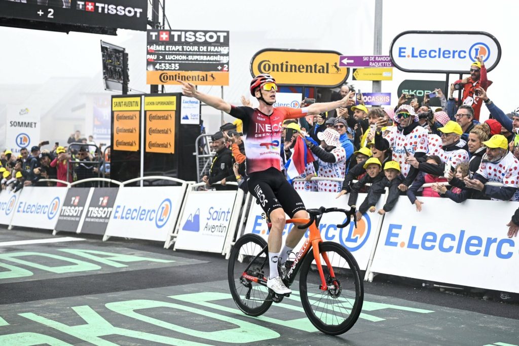 Thymen Arensman trionfa nella quattordicesima tappa del Tour de France 2025 BAGNERES-DE-LUCHON...