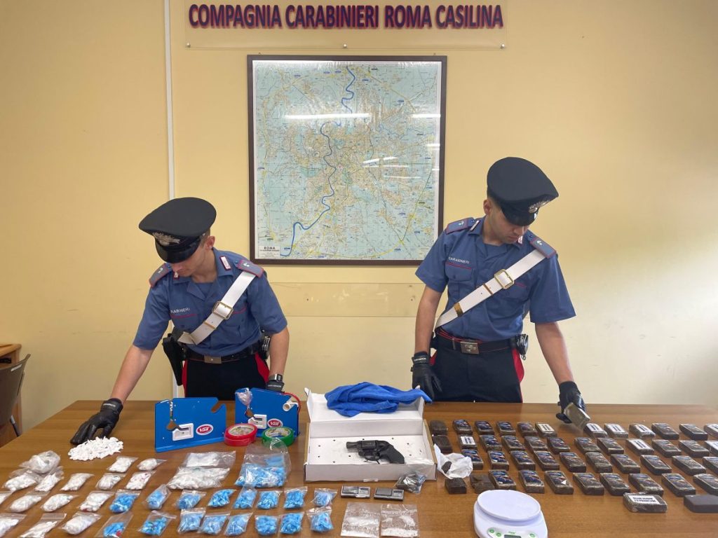 Sequestro a Tor Tre Teste: 6kg di droga, contante e pistola trovati dai poliziotti.