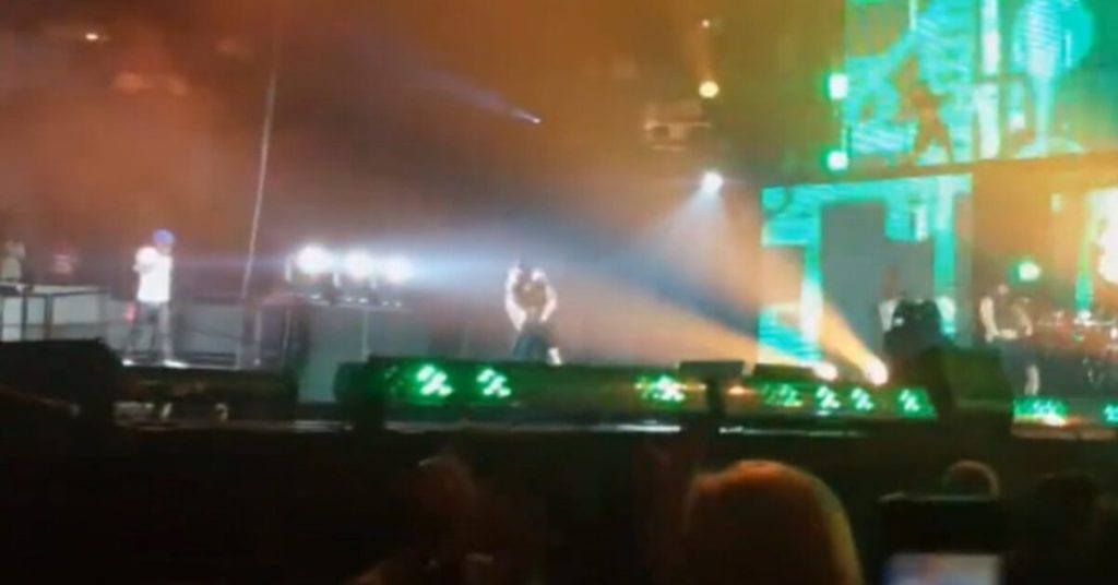 Tragedia per il cantante: il figlio di 20 anni è scomparso prematuramente.