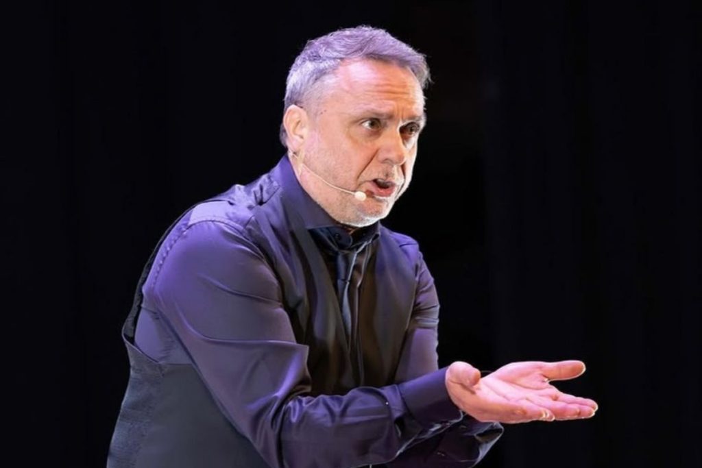 Chi è Gabriele Cirilli: un viaggio nella carriera di un artista poliedrico Gabriele Cirilli è un...