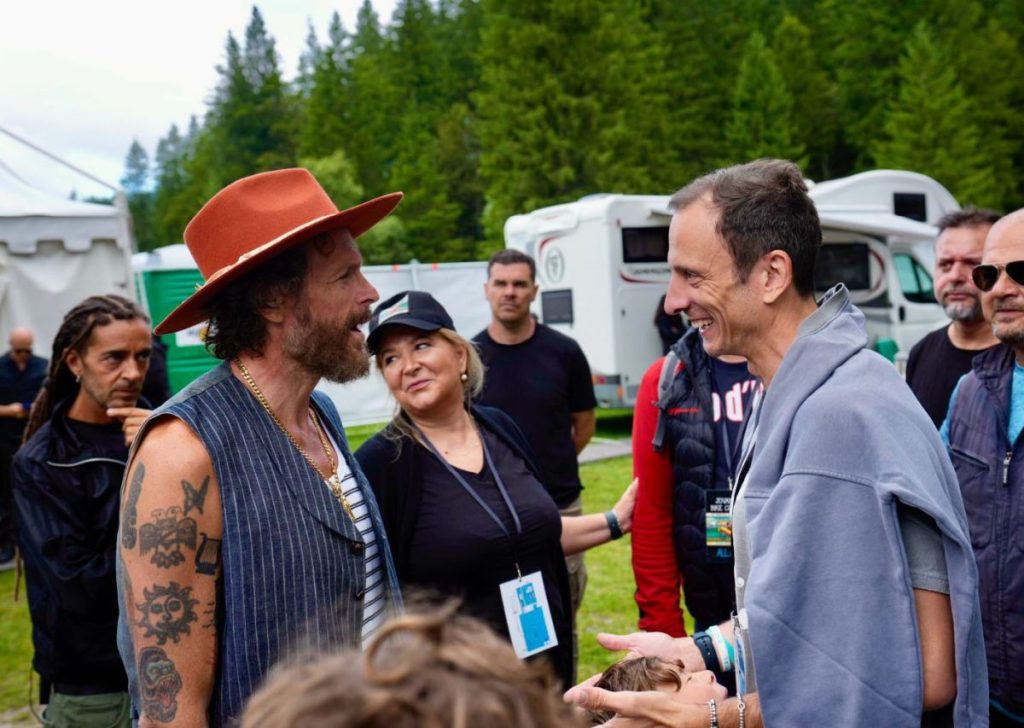 Jovanotti incanta in Friuli: concerto in bicicletta, Fedriga lo definisce “evento unico”.