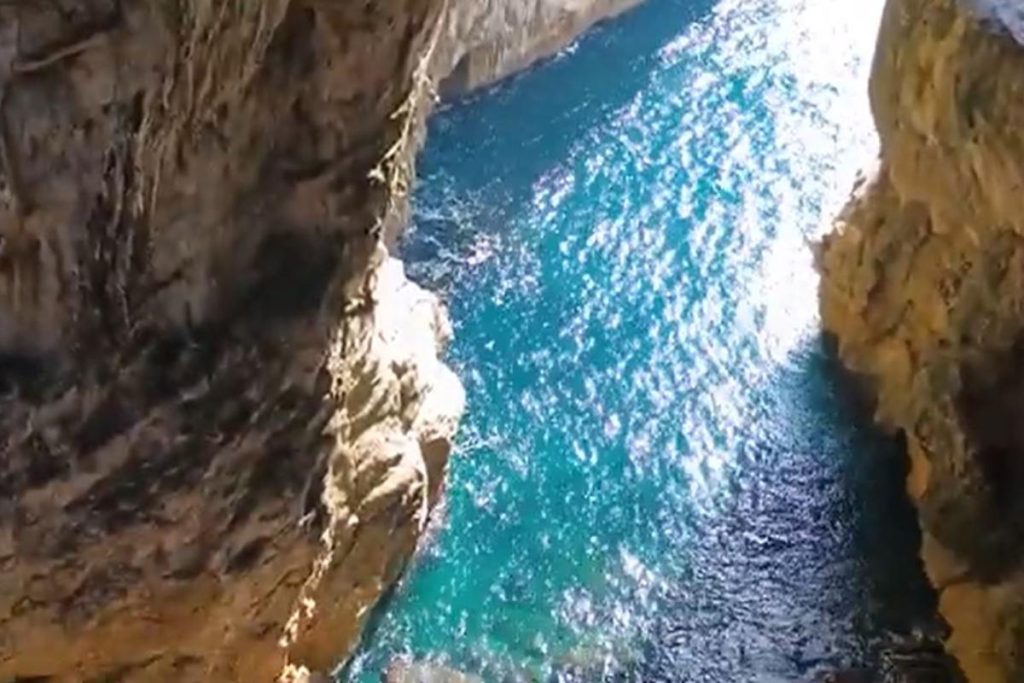 Montagna Spaccata di Gaeta: storia, leggende e il fascino della cappella sospesa.