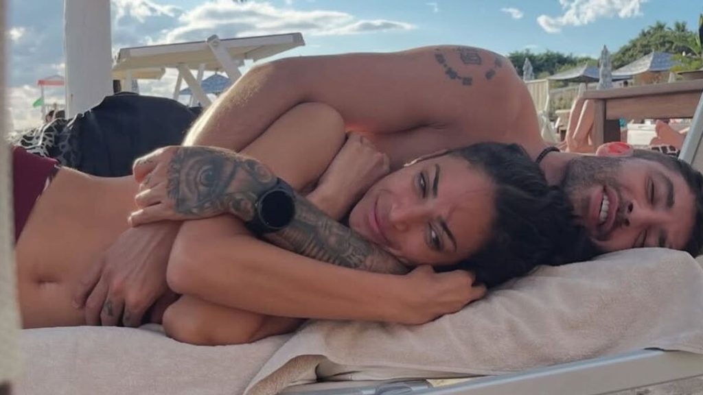 Elodie e Andrea Iannone festeggiano insieme il compleanno dell’ex pilota con amore e divertimento.