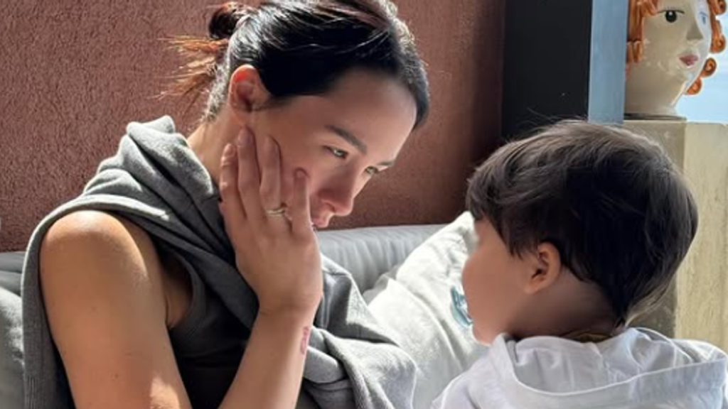 Aurora Ramazzotti spiega la sua scelta di non mostrare il volto del figlio.