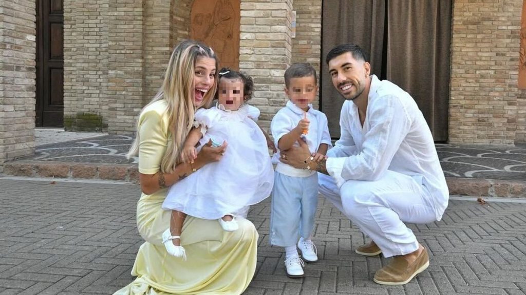 Chiara Nasti e Mattia Zaccagni celebrano il battesimo dei figli Thiago e Dea con gioia.