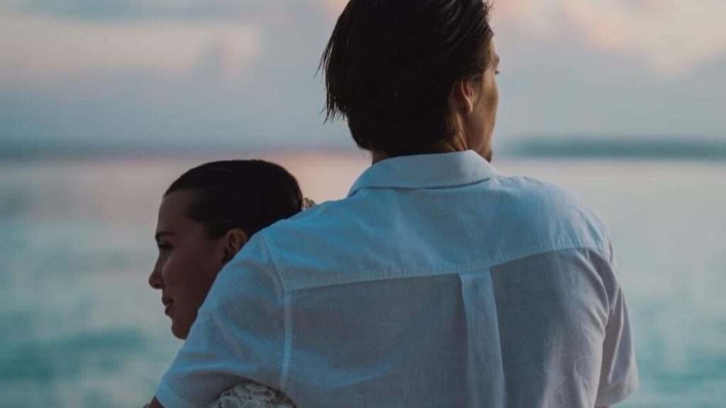 Millie Bobby Brown e Jake Bonjovi annunciano l’adozione di una figlia sui social.