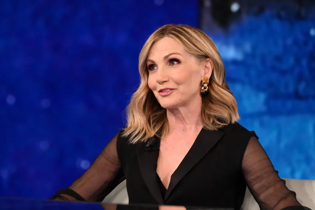 Lorella Cuccarini, celebre showgirl italiana, celebra i suoi 60 anni il 10 agosto, scegliendo di...