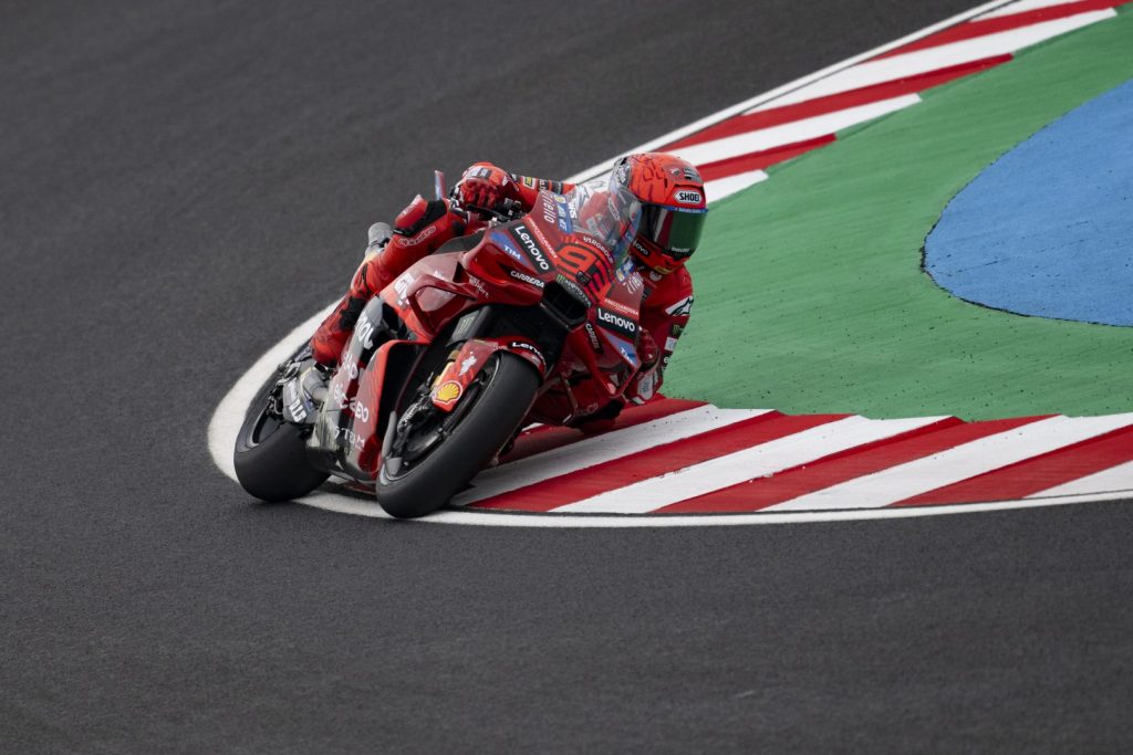 Marquez trionfa in Ungheria, seguito da Acosta e Bezzecchi; Bagnaia chiude 9°.