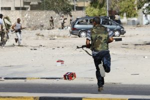 Video scioccante: Almasri aggredisce brutalmente un civile in Libia