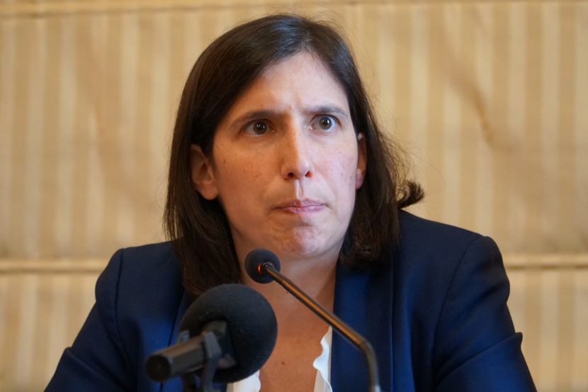Elly Schlein, segretaria del PD, critica aspramente il governo Meloni per le sue ripetute inversioni...