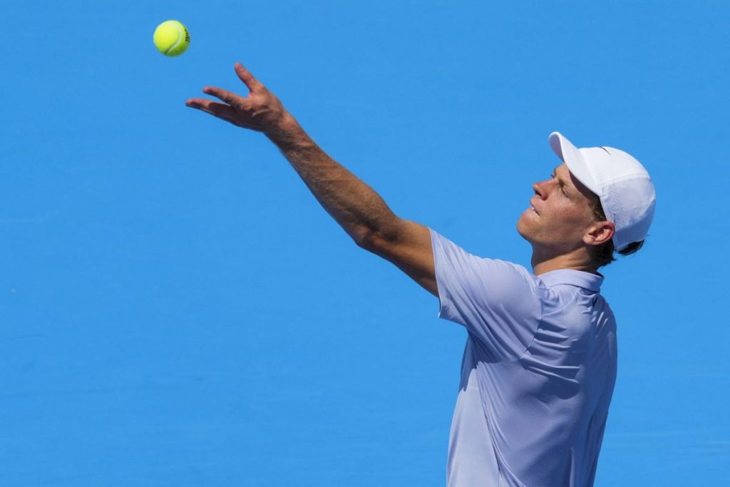 Sinner trionfa a Cincinnati, elimina Musetti e si lancia verso il successo.