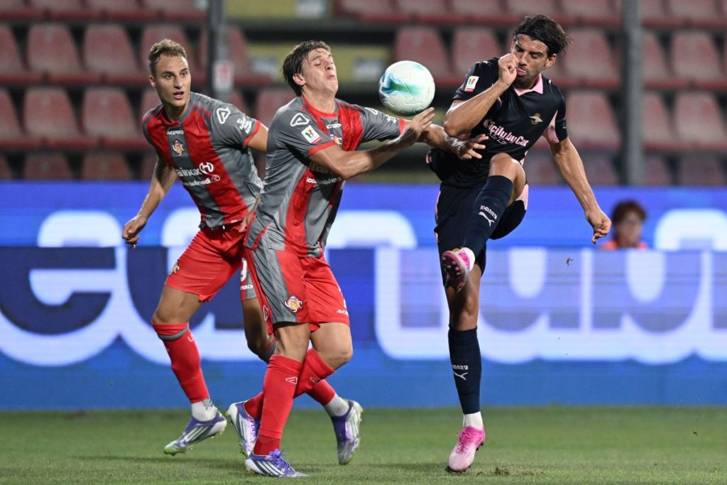 Como e Cagliari superano il turno di Coppa Italia, Cremonese eliminata ai rigori.