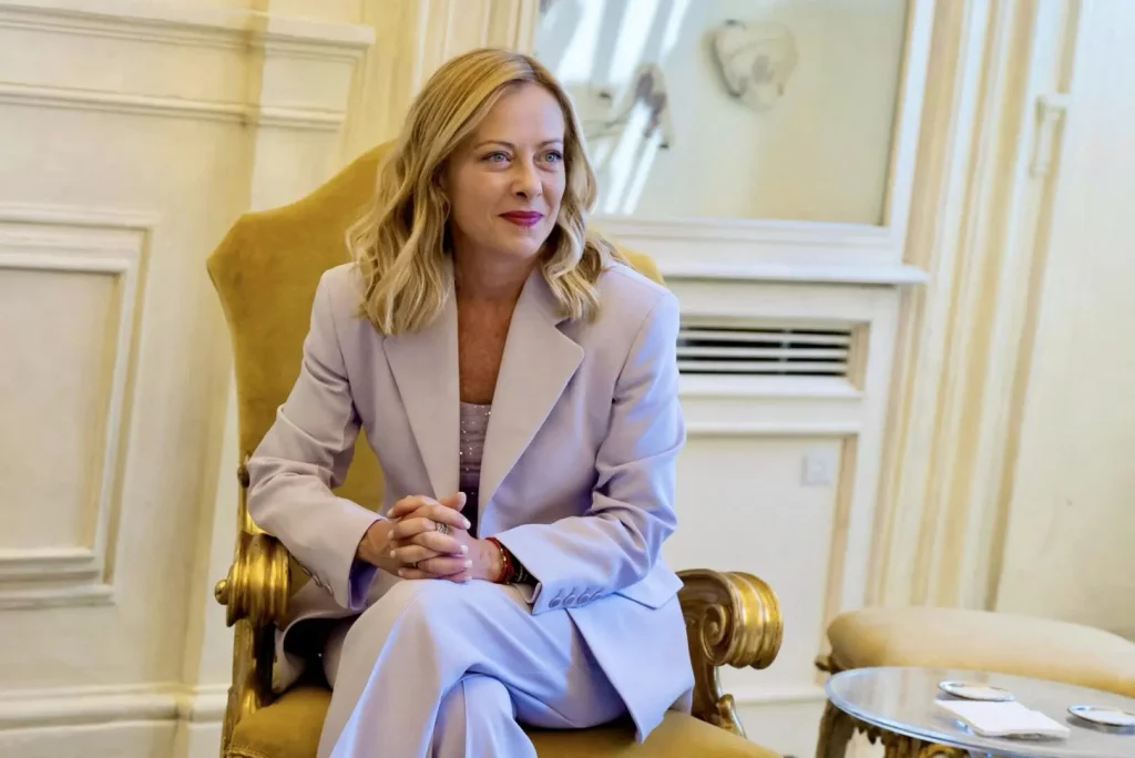 Meloni a Washington: oggi incontro tra Trump e Zelensky per discutere di crisi mondiale.