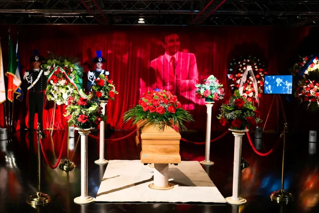 Pippo Baudo: camera ardente a Roma, funerali domani in Sicilia per l’amato showman.