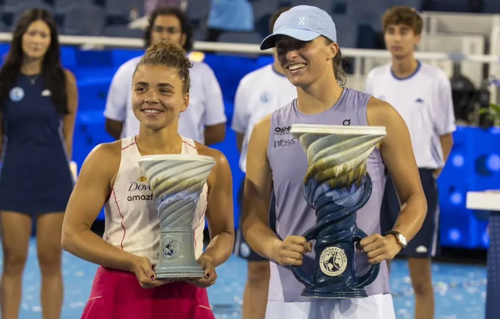 Swiatek trionfa a Cincinnati, Paolini sconfitta in finale: una grande giornata per il tennis!