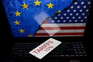 Dazi Usa-Ue: tariffe al 15% su auto e farmaci, ecco cosa cambia.