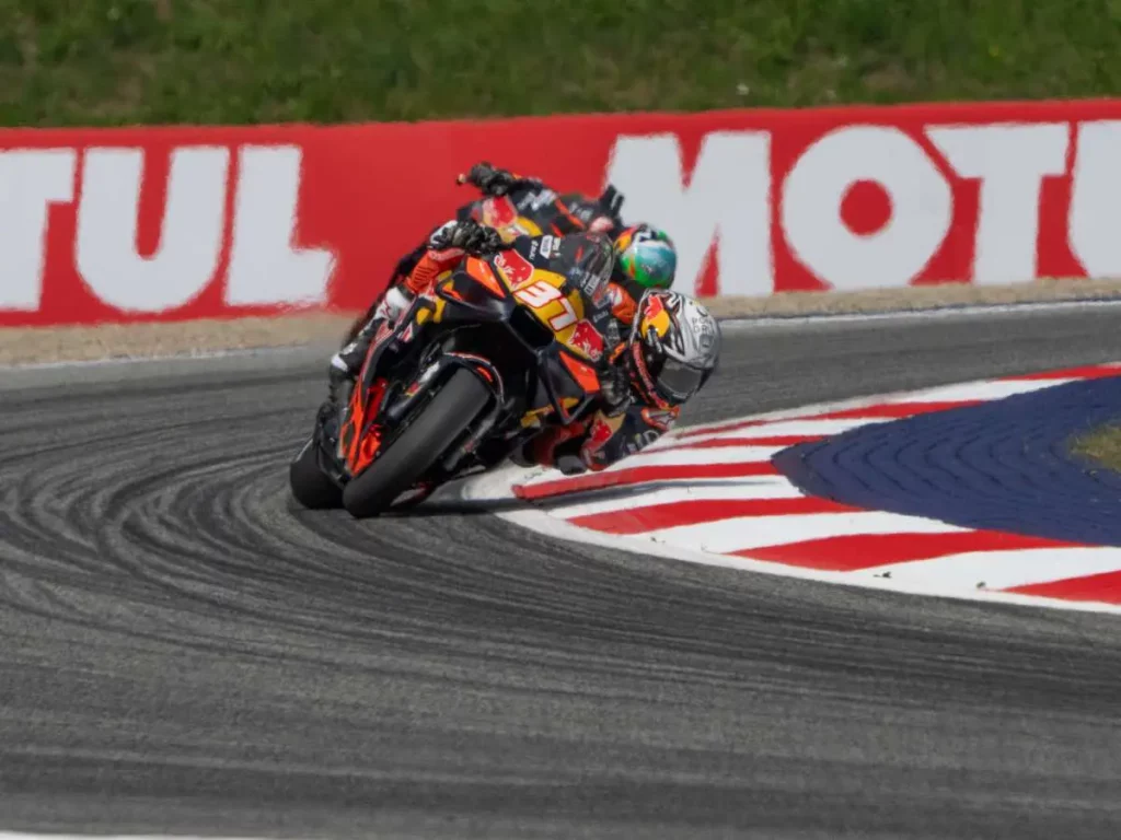 Acosta domina le Practice in Ungheria, mentre Bagnaia affronta il Q1 con difficoltà.