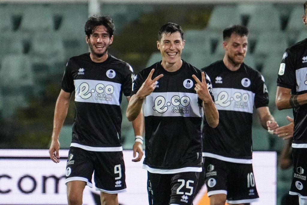 Cesena trionfa nel debutto in Serie B, battendo il Pescara 3-1.
