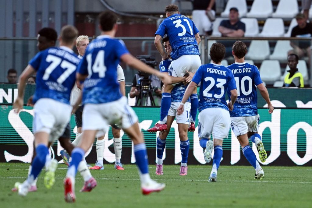 Como-Lazio 2-0: Douvikas e Paz brillano, arbitro chiarisce decisioni decisive.