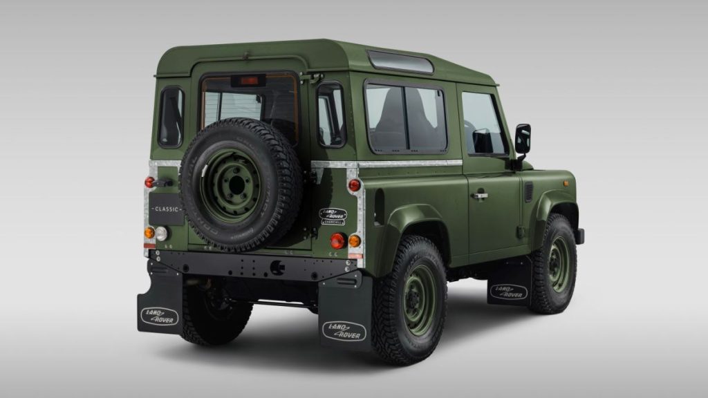 Classic Defender V8: l’omaggio alla Land Rover di Winston Churchill, potenza e stile senza tempo.
