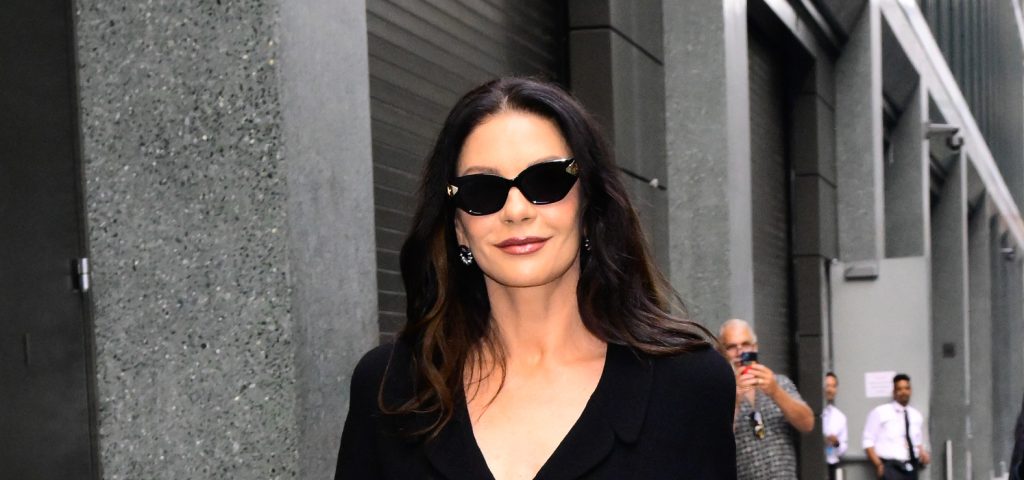 Catherine Zeta-Jones: il look perfetto per portare i fiori da una stagione all’altra.