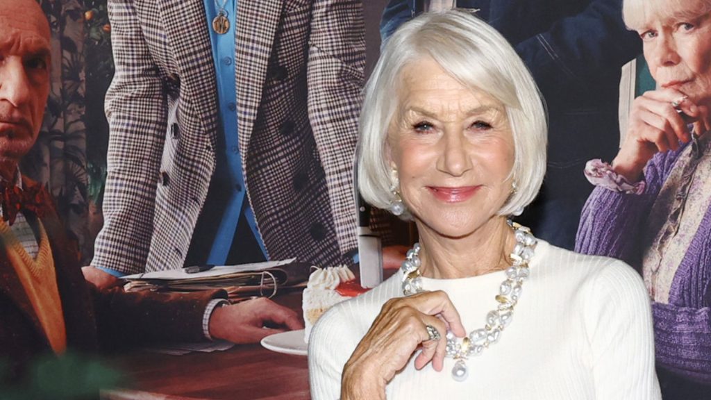 Helen Mirren incanta con un outfit bianco elegante e perle impeccabili come tocco finale.