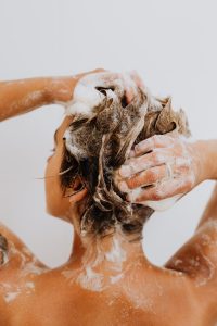 Guida essenziale per lavare i capelli: shampoo e balsamo in modo corretto.