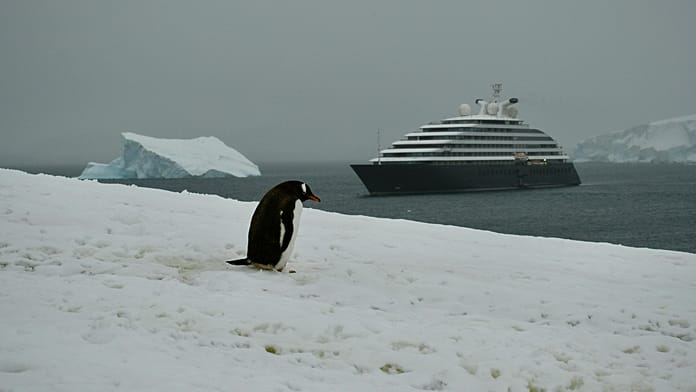 Antartide a rischio: turismo e basi scientifiche accelerano lo scioglimento dei ghiacci.