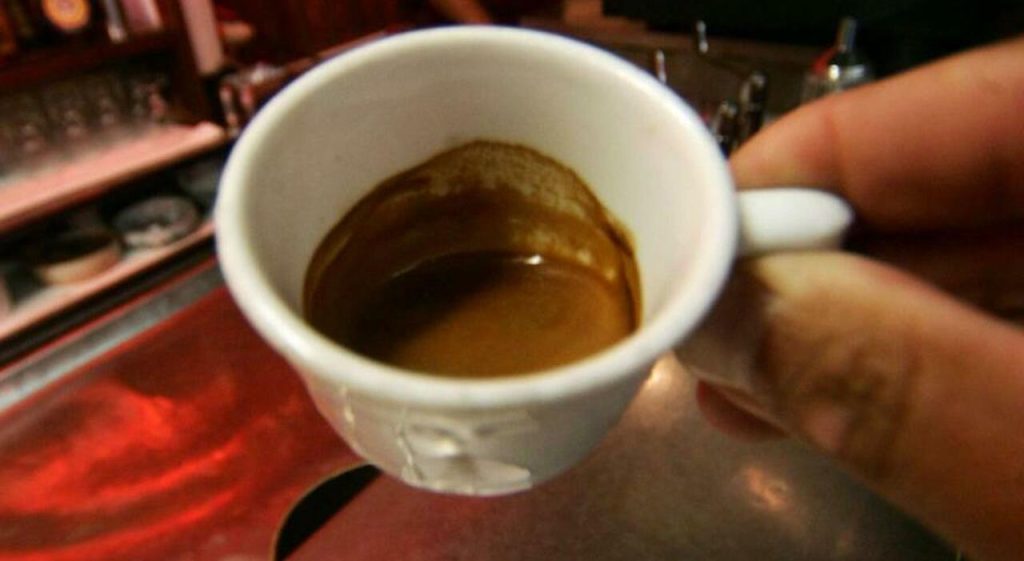 Scopri la preparazione del caffè forte: orari, metodi e segreti per un aroma unico.