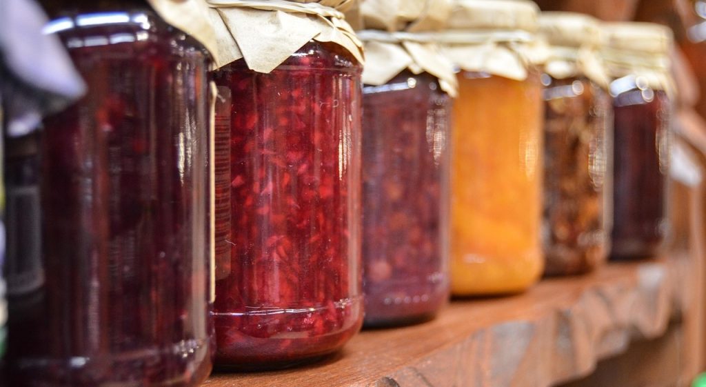 Allerta botulino: sequestrati 700 kg di conserve contaminate da ruggine e polvere.