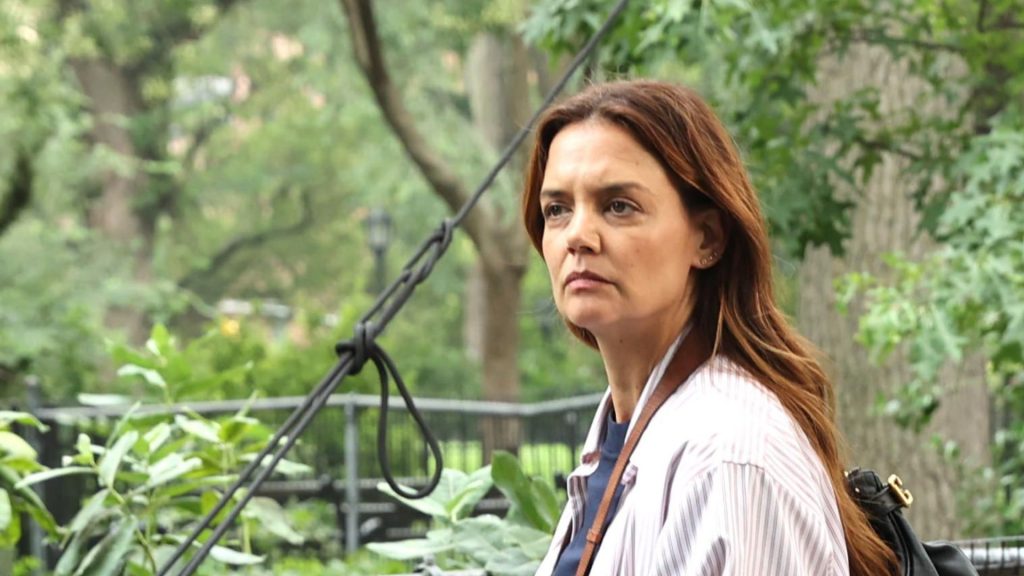 Katie Holmes sorprende tutti con il suo stile anni ’90 e jeans retro alla moda.