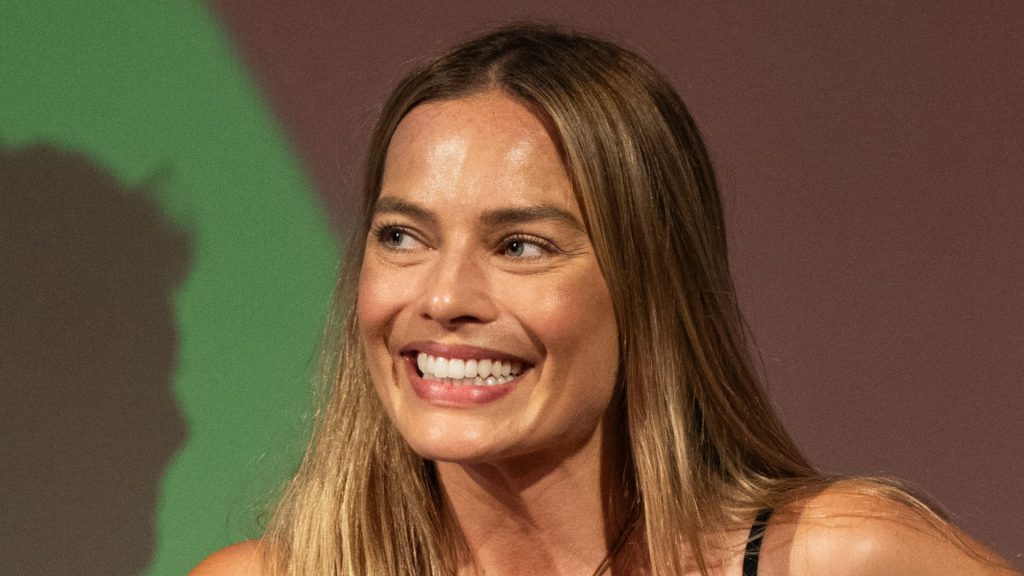 Il Look Elegante di Margot Robbie: Ispirazione per i Tuoi Outfit Se stai programmando di partecipare...