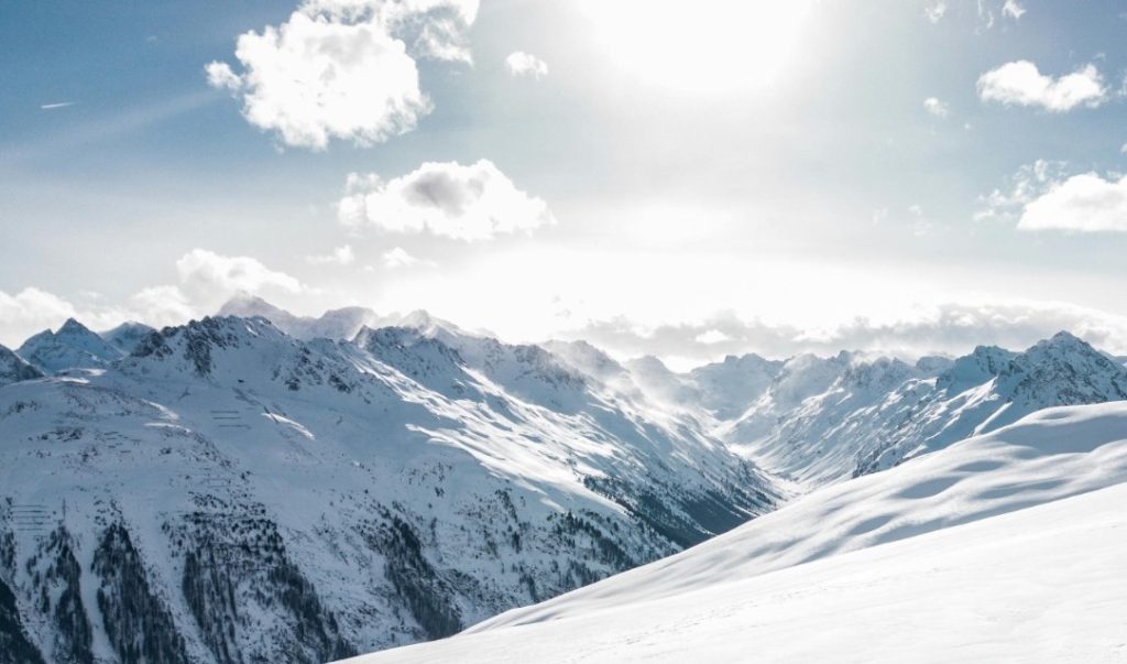 Tragedia in Kirghizistan: alpinista italiano perde la vita nel tentativo di salvare una collega