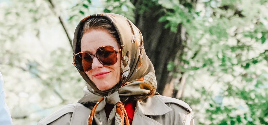 Scopri come il look romantico di Naomi Watts ispira il nostro accessorio must-have!