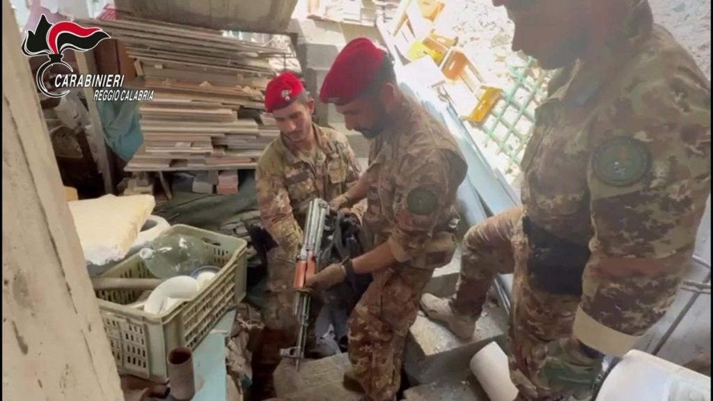 Nascosto nel Reggino un Kalashnikov: operazione contro la ‘Ndrangheta svela nuove prove.