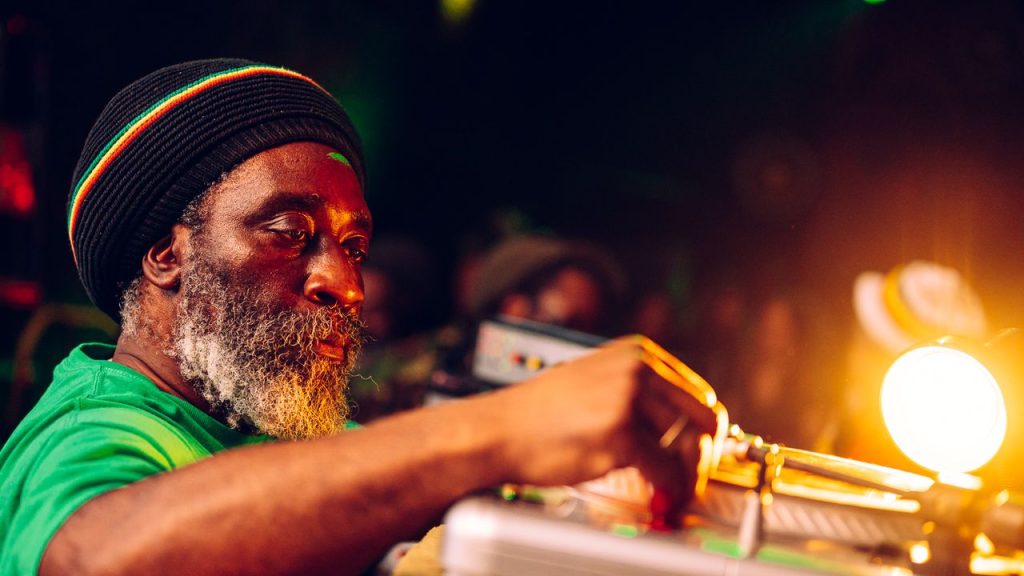 Incontra Mikey Dread: la leggenda del Notting Hill Carnival dal 1983.