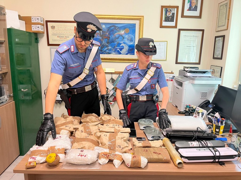 Scoperti 10 kg di cocaina in casa a Roma: tre arresti per spaccio.