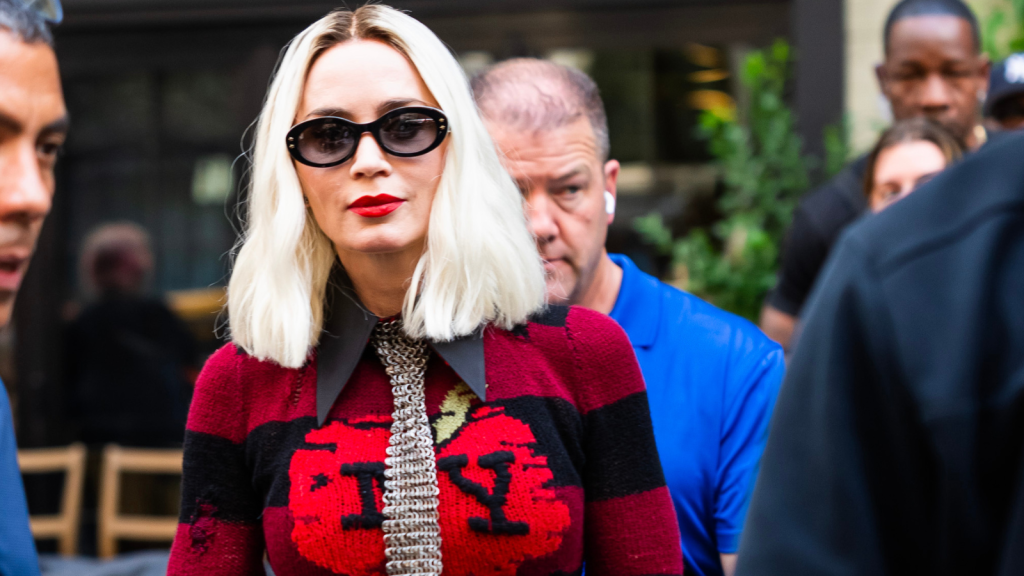 Emily Blunt reinventa l’abbigliamento femminile: stile rilassato per l’autunno 2023.