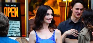 Anne Hathaway riporta il ceruleo, mostrando uno stile impeccabile in un omaggio a Prada.