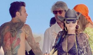 Un Incontro Inaspettato in Costa Smeralda Nelle acque incantevoli di Cala di Volpe, un gruppo di...