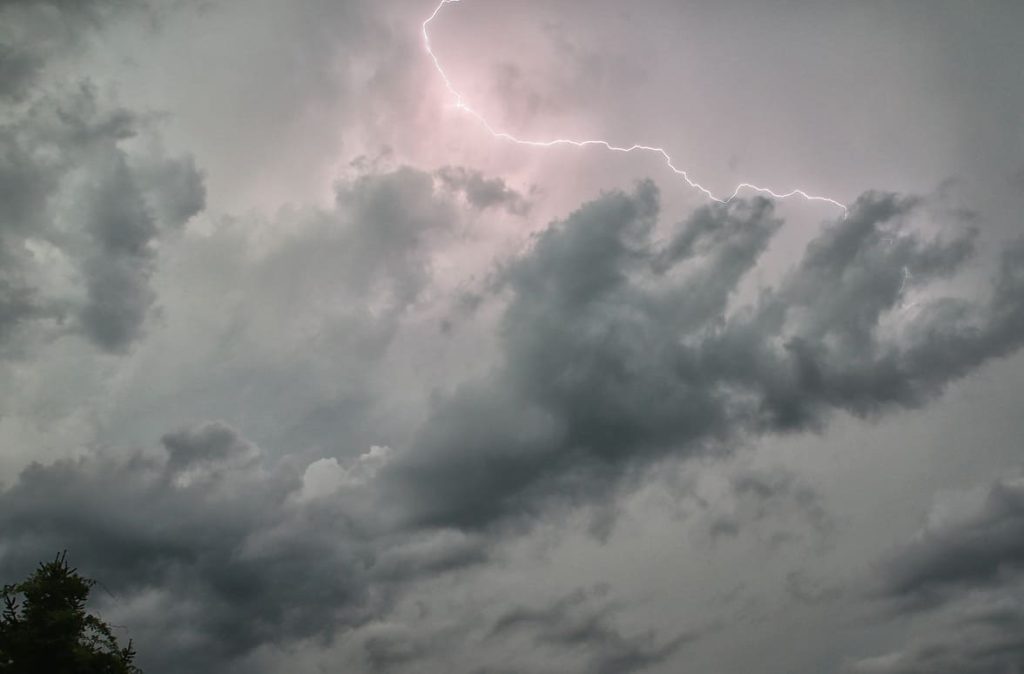 Tragico fulmine uccide motociclista in vacanza nel Salento durante un temporale.