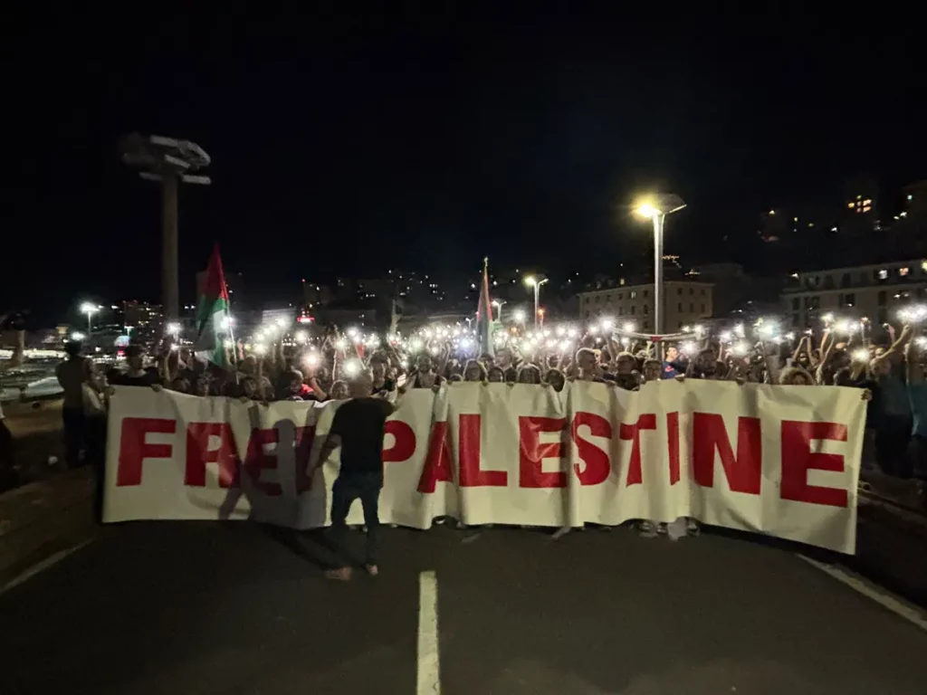 Genova: 40.000 persone per la fiaccolata in sostegno della Global Sumud Flotilla a Gaza.