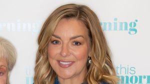 Stagione dei vestiti di jeans: Sheridan Smith illumina con tacchi audaci e stile semplice.