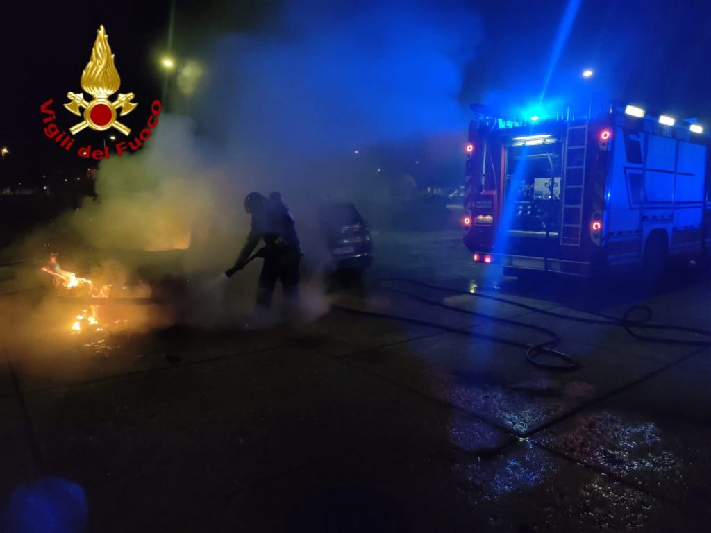 Incendio di tre auto a Siniscola: avviate indagini della Polizia per chiarire l’accaduto.
